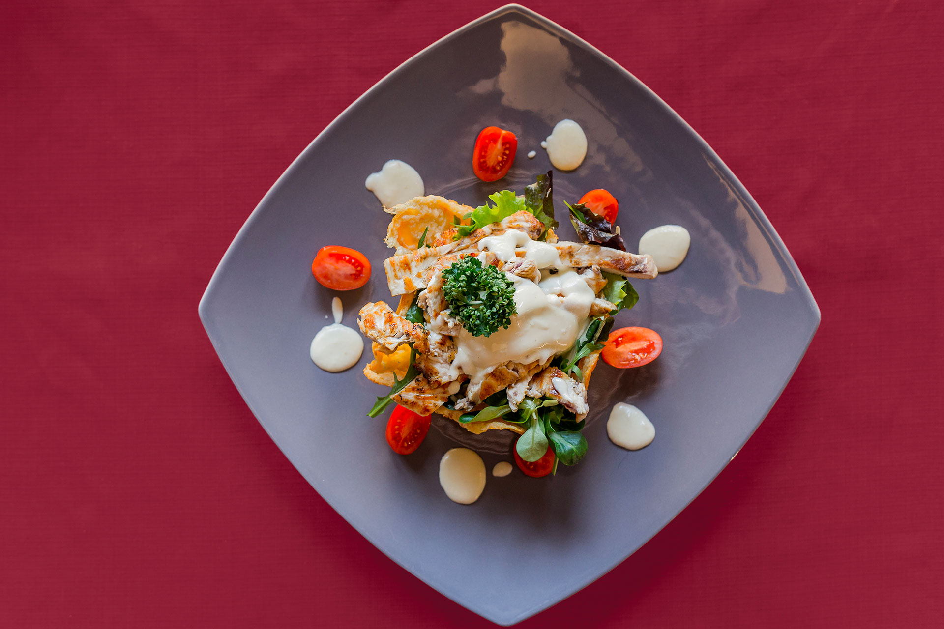 Caesar salad in crosta di parmigiano