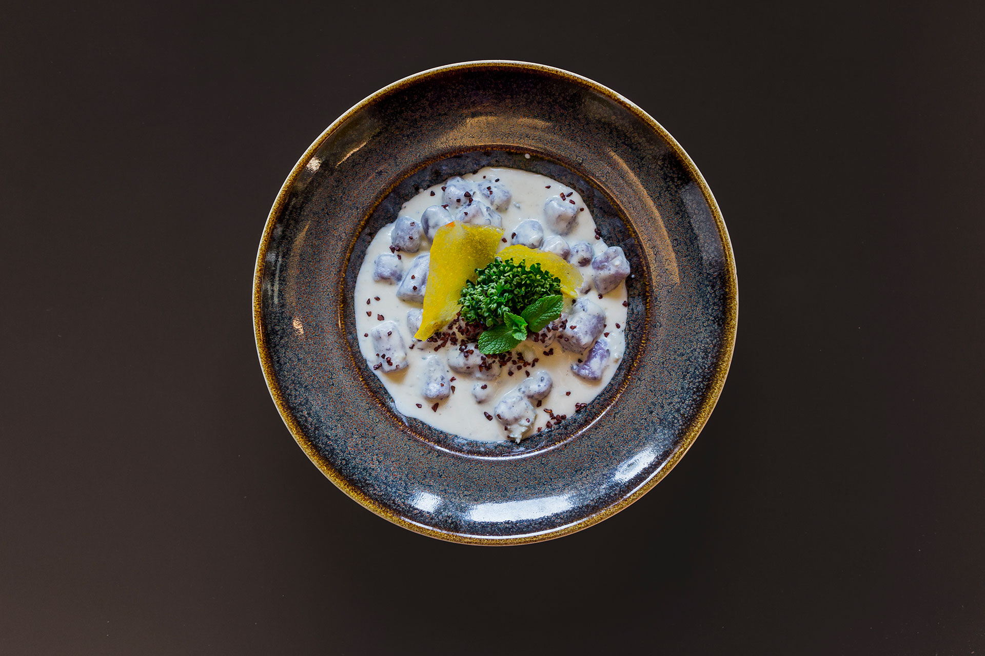 Gnocchi di patate viola con fonduta di Verzin delle Langhe e fave di cacao