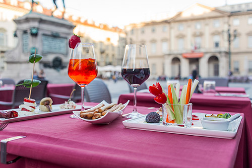 l'aperitivo nella splendida Piazza Bodoni a Torino