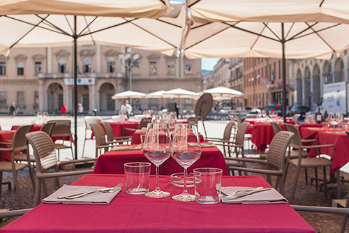tavolo apparecchiato in piazza bodoni