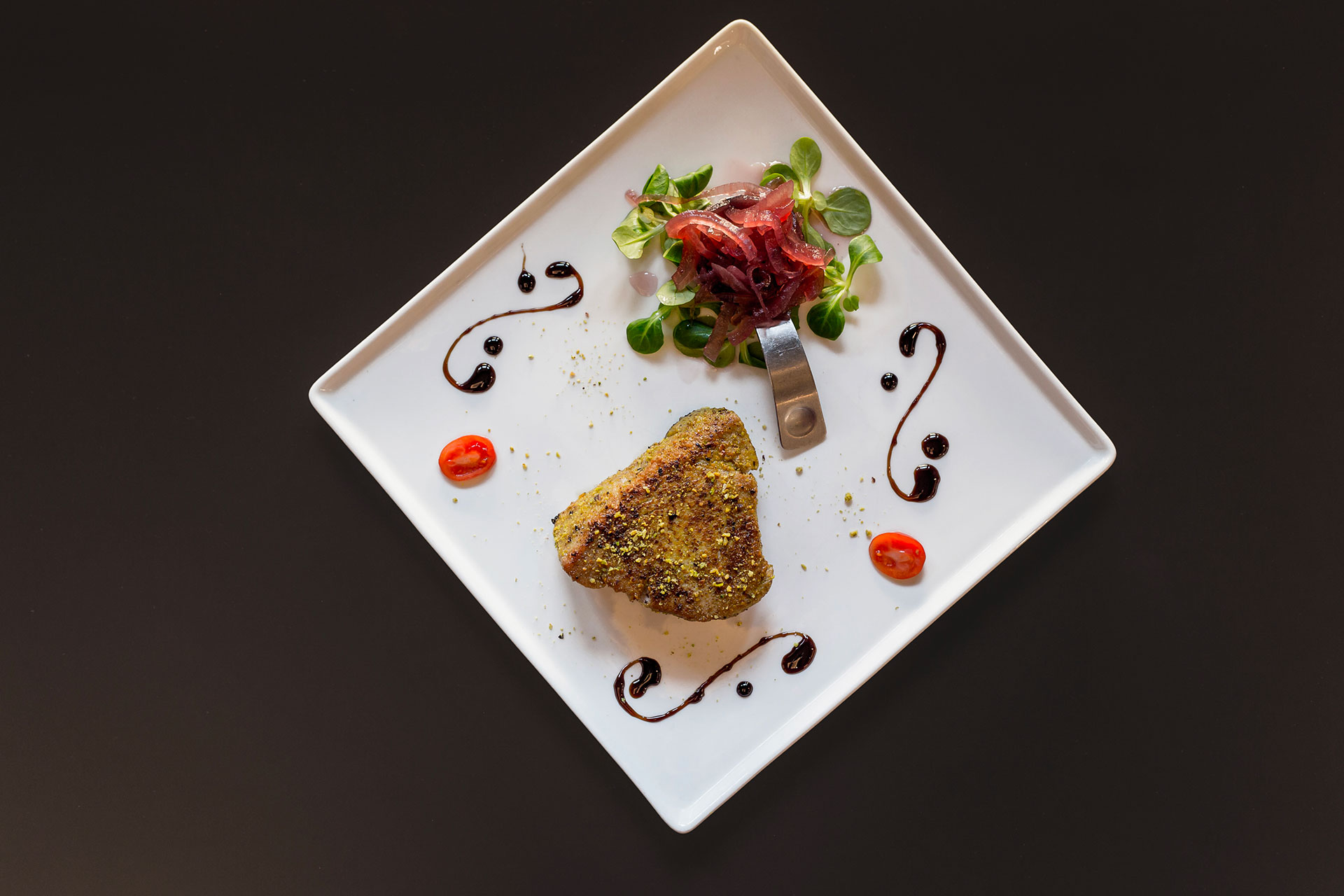Scottata di tonno in crosta di pistacchi con marmellata di cipolle rosse