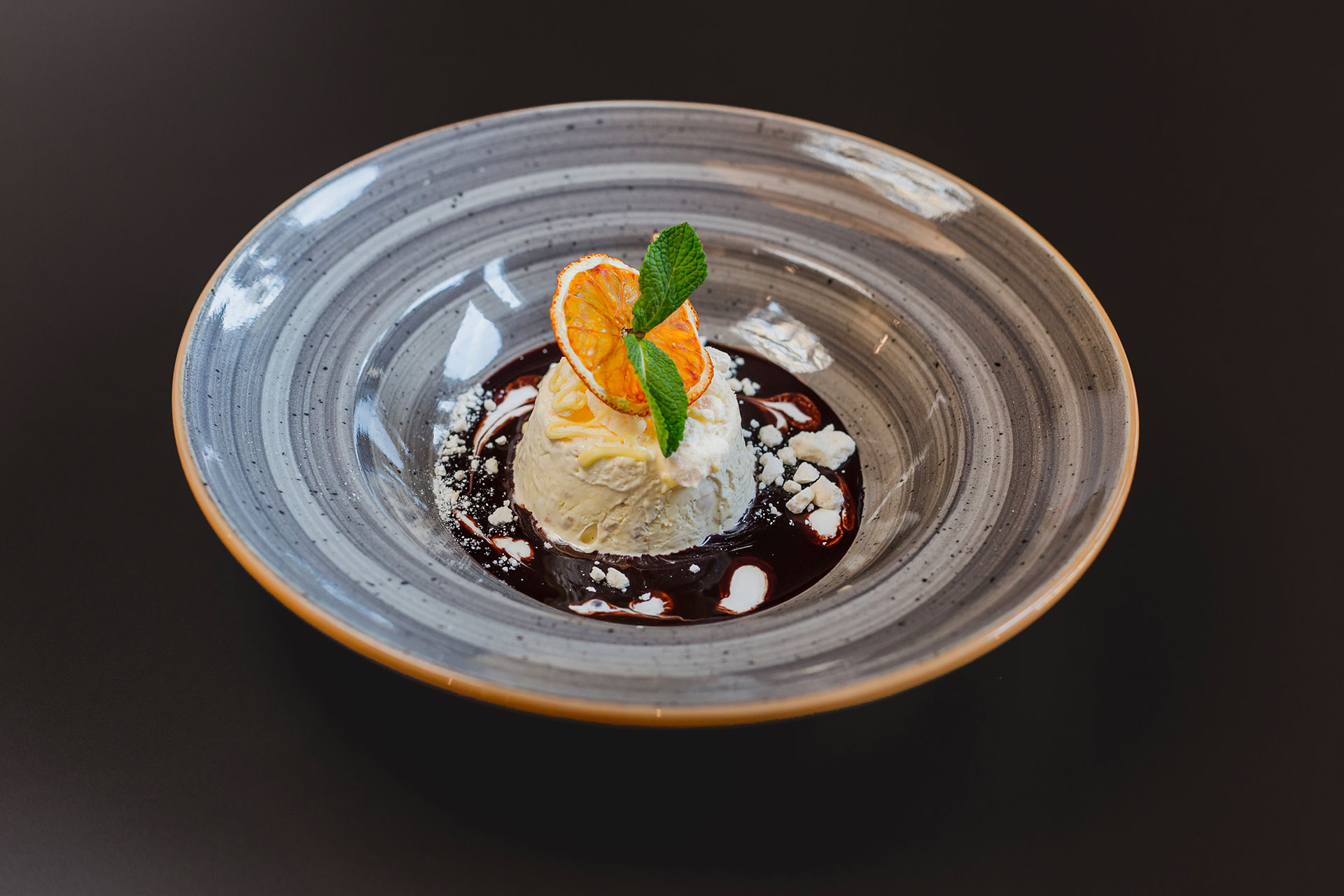 Semifreddo al torrone delle Langhe con salsa al cioccolato
