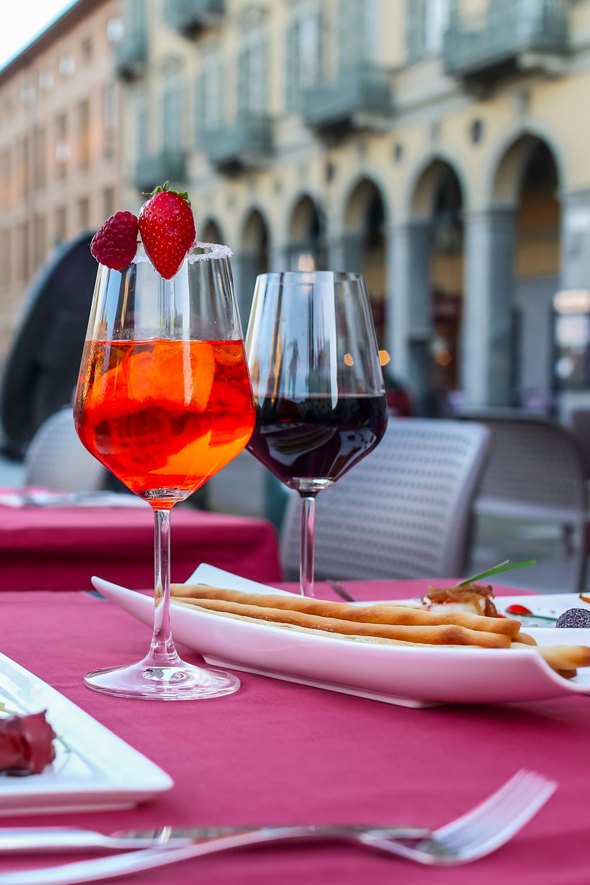 aperitivo nella splendida Piazza Bodoni a Torino